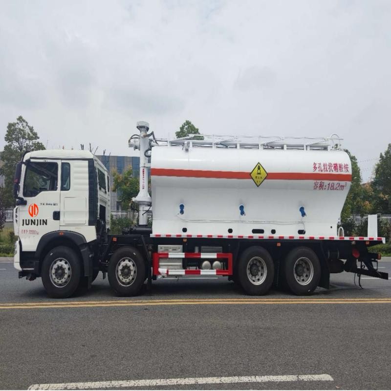 Top-mounted Screw Type ANFO Explosive Truck2